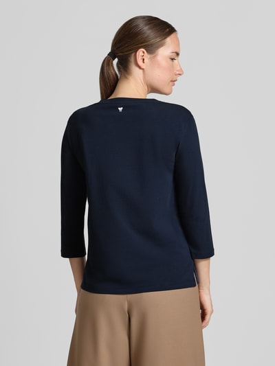 Frauenmodel trägt dunkelblaues Regular Fit 3/4-Shirt aus Baumwoll-Mix Modell 'MULTIA' von Weekend Max Mara, Damen 3/4-Shirt, Ganzkörperansicht Rückansicht.