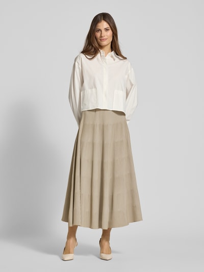 Frauenmodel trägt Midirock mit elastischem Bund von Emporio Armani in Beige, Material-Mix mit Viskose-Anteil, A-Linie, Ripp-Optik, Ganzkörperansicht von vorne.