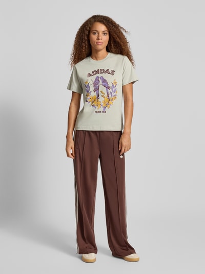 adidas Sportswear T-Shirt mit Motiv-Print und Rundhalsausschnitt Mittelgrau 1