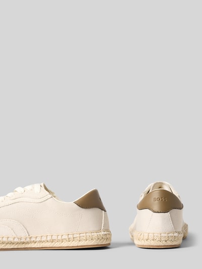 Produktfoto, Low Top Sneaker mit Label Stitching Modell 'CARLYNN' von BOSS, unifarben, runde Spitze, płaska podeszwa, sznurowanie, lekko profilowana podeszwa, tekstura płótna, beżowe i brązowe detale