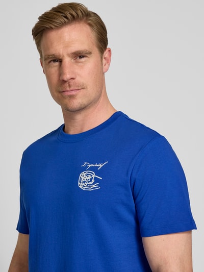 Männermodel trägt Herren T-Shirt mit Motiv-Print Modell 'EGEBJERG' von Casual Friday in Blau, Reine Baumwolle, Regular-Fit, Nahaufnahme Oberkörper.