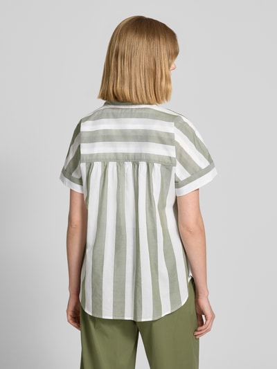 Frauenmodel trägt Regular Fit Bluse aus reiner Baumwolle von Brax, Two-Tone-Optik, gestreift, Hemdblusenkragen, Kurzarm, Ganzkörperansicht Rückansicht.