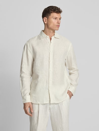 Männermodel trägt Regular Fit Freizeithemd mit Kentkragen und Sportmanschetten von JAKE*S STUDIO MEN aus reinem Leinen, creme mit feinen Streifen, Knopfleiste, abgerundeter Saum, Ganzkörperansicht von vorne.