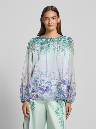 Frauenmodel trägt Regular Fit Bluse mit Rundhalsausschnitt von Marc Cain, schimmernd, Allover-Look, Nahaufnahme Oberkörper.