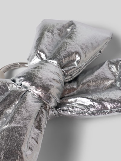 Produktfoto, silberfarbener Damen Charm in Schleifen-Optik mit Label-Patch, Charm in Schleifen-Optik Modell 'Silver Bow' von WOUF, glänzende glatte Oberfläche, für Damen