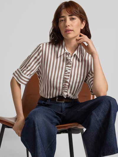 Kobiece modelka nosi bluzkę koszulową z krótkim rękawem w brązowo-białe paski, Regular Fit Hemdbluse aus Viskose-Mix Modell 'VICA FRIL' od Brax, damska bluzka z krótkim rękawem, zbliżenie górnej części ciała.
