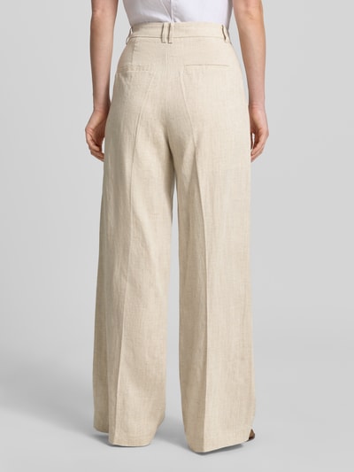 Frauenmodel trägt Wide Fit Stoffhose aus Lyocell-Mix Modell 'Teni' von Copenhagen Muse, Beige, strukturierte Oberfläche, Leinen-Viskose-Mix, Bundfalten, Haken- und Reißverschluss, Ganzkörperansicht Rückansicht.