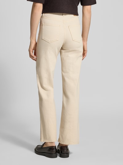 Vrouwenmodel draagt Wide Leg Loose fit Jeans uit katoenmix Model 'Tessa' van Vero Moda, look: effen, 5-pocketmodel, materiaalverwerking: katoenmix, high waist, labelpatch, knoop- en ritssluiting, kleur licht beige, denimtextuur. Ganzkörperansicht Rückansicht.