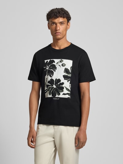 Männermodel trägt schwarzes T-Shirt mit Motiv-Print Modell 'LUCAS' von Jack & Jones Premium, reine Baumwolle, Slim Fit, Nahaufnahme Oberkörper.