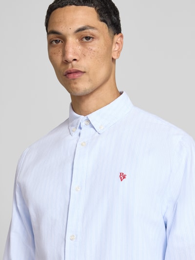 Männermodel trägt Regular Fit Freizeithemd aus reiner Baumwolle von REVIEW in Hellblau mit Knopfleiste, Button-Down-Kragen, Nahaufnahme Oberkörper.