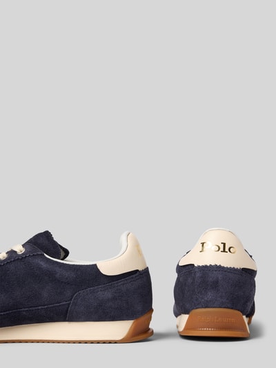 Produktfoto, Low Top Sneaker aus echtem Veloursleder Modell 'HESTER' von Polo Ralph Lauren in Dunkelblau mit Logo-Print und strukturierter Sohle