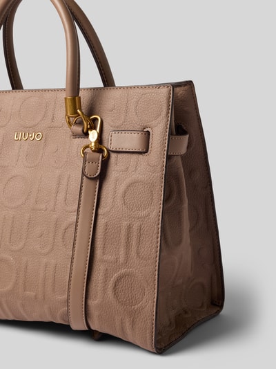 Produktfoto, Tote Bag mit Allover-Logo-Detail Modell 'Manhattan' von Liu Jo in Braun mit goldfarbenen Details, strukturierte Lederoptik, geteiltes Hauptfach mit Reißverschluss, Schulterriemen, Breite 32 cm, Länge 26 cm, Tiefe 15 cm, Länge Schulterriemen 40 cm, Liu Jo White