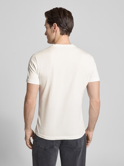 Męski model nosi Regular Fit T-Shirt mit Motiv-Print od Antony Morato z bawełny, okrągły dekolt, długość tyłu 69 cm, Ganzkörperansicht Rückansicht