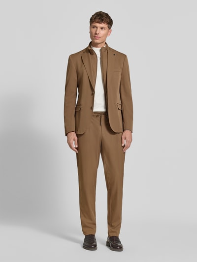 Męski model nosi Slim Fit 2-in-1-Sakko mit Pattentaschen von bugatti, Mieszanka materiałów z dodatkiem streczu, krój slim fit, efekt 2 w 1, Kołnierz z połami, zapięcie na guzik, kieszenie z patką, Długość tyłu w rozmiarze 50: 74 cm, Szerokość w rozmiarze 50: 46 cm, Długość rękawów w rozmiarze 50: 66 cm, jasnobrązowy, gładka tekstura, widoczne z przodu, Ganzkörperansicht von vorne.