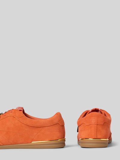 Produktfoto, oranje Sneaker aus Leder met sierparels model 'NOLAN LACE UP' van MICHAEL Michael Kors, afgeronde vorm, licht gestructureerde zool, labeldetails.