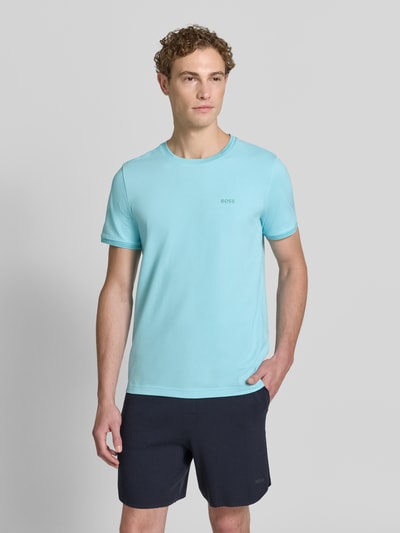 Męski model nosi jasnoniebieski t-shirt o kroju regular fit z bawełnianego miksu Regular Fit T-Shirt aus Baumwoll-Mix Modell 'TAUL' von BOSS Green, gładka struktura, widok na cały przód.