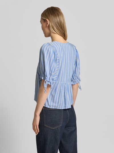 Frauenmodel trägt Relaxed Fit Bluse aus Baumwoll-Viskose-Mix von Tom Tailor Denim mit Optik:Allover-Muster, gestreift, Ganzkörperansicht Rückansicht.
