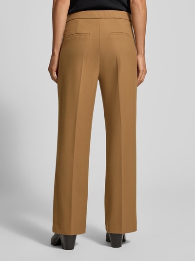 Frauenmodel trägt Gerade Hose mit fixierten Bügelfalten Modell 'RENEE' von Raffaello Rossi in Camel, glatte Struktur, Ganzkörperansicht Rückansicht, Damen Gerade Hose von Raffaello Rossi.