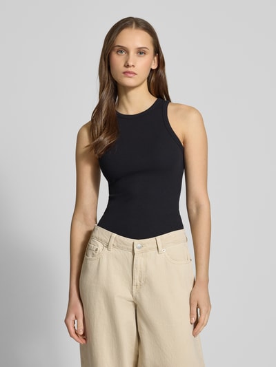 Frauenmodel trägt Tanktop in Ripp-Optik von REVIEW aus Baumwoll-Elasthan-Mix, eng anliegende Passform, schwarzer Farbton, Rundhalsausschnitt, Ganzkörperansicht von vorne. Rückenlänge bei Größe S: 51 cm.