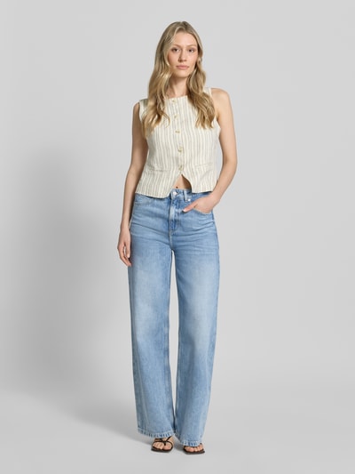 Vrouwenmodel draagt Wide Leg Jeans uit puur katoen model 'C_MARLENE' van BOSS Orange in denimlook, 5-pocketmodel, high waist, labelpatch, riemlussen, knoop- en ritssluiting, kleur lichtblauw, pasvorm wide leg, materiaal puur katoen. Ganzichaamsaanzicht van voren.