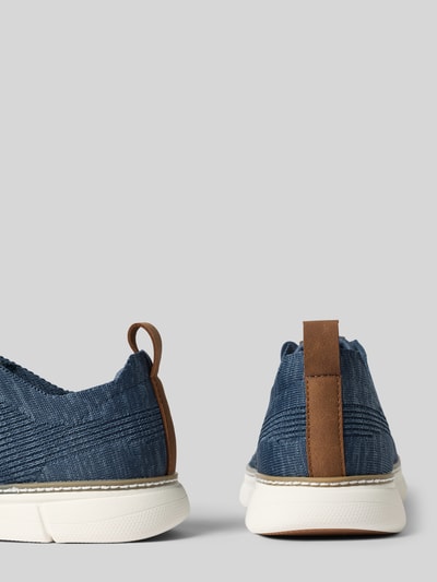 Produktfoto, Sneaker mit Label-Details Modell 'Pasadena' von bugatti, Herren Sneaker aus blauem Textil mit Struktursohle, abgerundete Form, Detailansicht von hinten