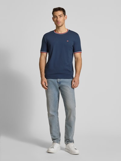 Männermodel trägt T-Shirt mit Kontraststreifen und Rundhalsausschnitt von Christian Berg Men, Baumwoll-Elasthan-Mix, Regular-Fit, Ganzkörperansicht von vorne. Rückenlänge bei Größe M: 71 cm.