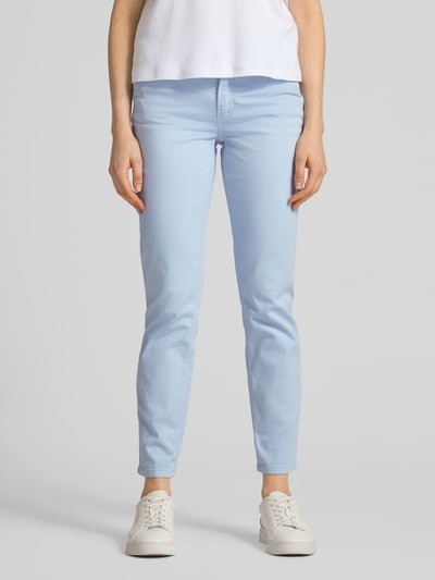 Vrouwenmodel draagt Cropped Hose met Eingrifftaschen Modell 'PIPER' van Cambio, lichtblauw, katoen, slim fit, vooraanzicht toàn.