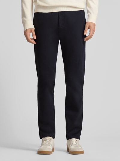 Männermodel trägt Chino mit französischen Eingrifftaschen von Christian Berg Men aus Baumwoll-Elasthan-Mix, Unifarbenes-Design, Gerade Passform, Knopf-Reißverschluss, Gesäßtaschen, Bundweite 45 cm, Innenbeinlänge 83 cm, Ganzkörperansicht von vorne.