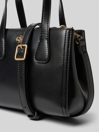 Produktfoto, Torebka 'Handtasche mit Label-Applikation' od CK Calvin Klein, czarna, gładka faktura, aplikacja z metką, uchwyt, odpinany pasek na ramię, główna przegroda z zapięciem na magnes, szerokość w rozmiarze 1: 18 cm, długość w rozmiarze 1: 14 cm, głębokość w rozmiarze 1: 9 cm, długość paska na ramię w rozmiarze 1: 108 cm