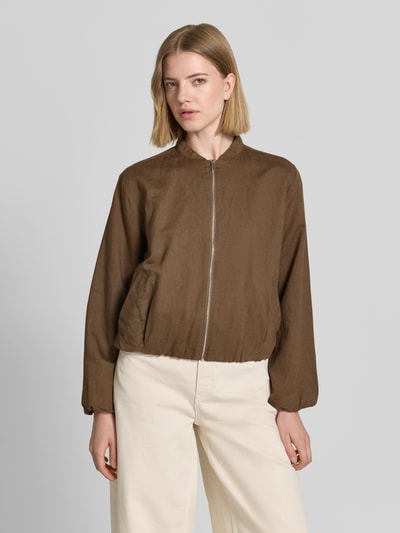 Frauenmodel trägt Boxy Fit Bomberjacke aus Leinen-Baumwoll-Mix von s.Oliver RED LABEL, Optik: Unifarben, Ganzkörperansicht von vorne.