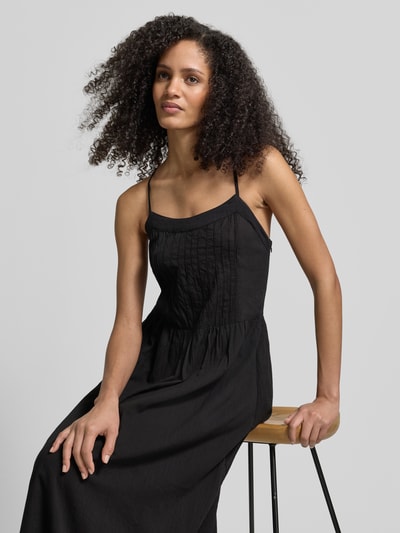 Frauenmodel trägt Knielanges Kleid mit Spaghettiträger von JAKE*S STUDIO WOMAN, taillierter Schnitt, blickdichter Unterrock, Nahaufnahme Oberkörper.