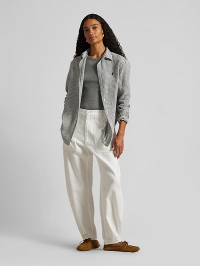 Frauenmodel trägt Tapered Stoffhose aus reiner Baumwolle von Polo Ralph Lauren in Weiß mit High Waist, Gürtelschlaufen, Ganzkörperansicht von vorne.