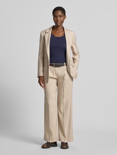 Vrouwenmodel draagt Slim Fit Top met Spitzenbesatz aus reiner Baumwolle van Rich & Royal, Puur katoen, slim fit, met kant, ronde hals, ruglengte maat S 56 cm, Ganzkörperansicht van voren.