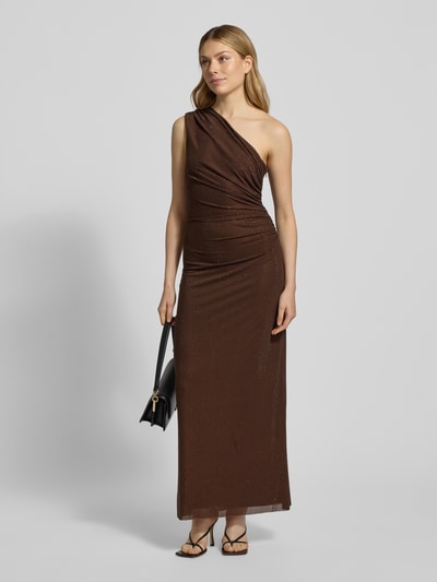 Frauenmodel trägt One-Shoulder-Kleid mit Ziersteinbesatz Modell 'Audrina' von Forever New, braun, figurbetonter Schnitt, Maxikleid, Material-Mix mit Stretch-Anteil, Ganzkörperansicht von vorne.