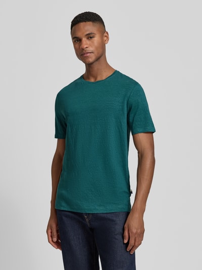 Männermodel trägt T-shirt uit mix van linnen en elastaan met ronde hals, regular fit, labeldetail, OLYMP Level Five, ruglengte maat M 69 cm, Ganzkörperansicht van voren