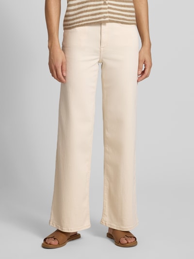 Frauenmodel trägt Wide Leg Jeans aus Baumwoll-Mix Modell 'MADISON' von Only, Optik: Unifarben, Passform: Wide Leg, High-Waist, Label-Patch, 5-Pocket-Design, Denim Materialverarbeitung, Nahaufnahme Unterkörper