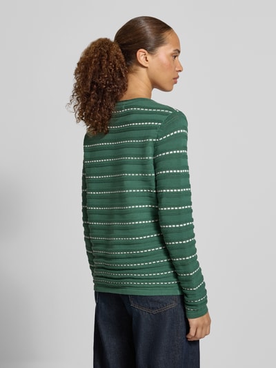 Frauenmodel trägt Regular Fit Longsleeve aus reiner Baumwolle von Christian Berg Woman in Grün mit Streifenmuster, Strick-Optik, Ganzkörperansicht Rückansicht. Rückenlänge bei Größe S: 58 cm, Ärmellänge bei Größe S: 65 cm, Rundhalsausschnitt.