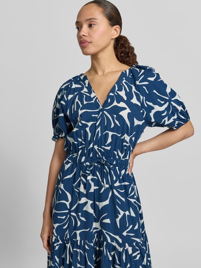 Frauenmodel trägt Midikleid aus Viskose-Baumwoll-Mix mit V-Ausschnitt von Zero im Allover-Look, A-Linie, Bindegürtel, Nahaufnahme Oberkörper. Rückenlänge bei Größe 36: 124 cm, Brustweite: 42 cm, Ärmellänge: 23 cm.