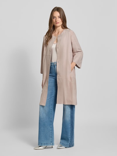 Marc Cain Regular Fit Ledermantel mit Rundhalsausschnitt und Knopfleiste Kitt 1