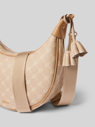 Produktfoto, Handtasche mit Label-Applikation Modell 'cortina 1.0 jennifer' von JOOP! in Beige mit Logo-Muster, Schulterriemen, Hauptfach mit Reißverschluss, Maße 28x16x9 cm, Schulterriemen 90 cm.