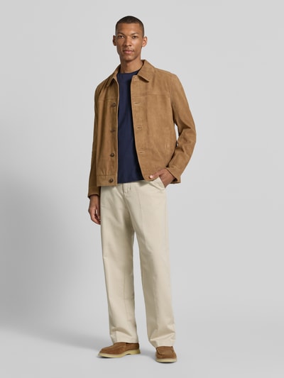 Männermodel trägt Regular Fit Longsleeve aus reiner Baumwolle Modell 'Kendrick' von Drykorn in Dunkelblau, Rundhalsausschnitt, Herren, Reine Baumwolle, Regular-Fit, Rückenlänge bei Größe M 70 cm, Ganzkörperansicht von vorne.