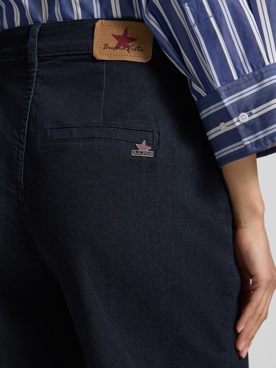 Frauenmodel trägt Chino-Shorts mit Gesäßleistentaschen von Buena Vista aus Baumwoll-Mix mit Stretch-Anteil, Nahaufnahme Gesäß.
