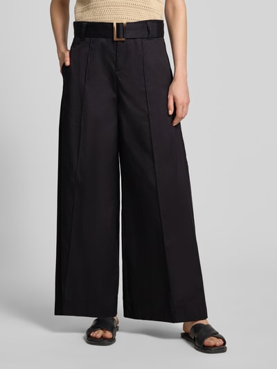 Frauenmodel trägt Wide Leg Hose mit Gürtel Modell 'Carletta' von MAC, Baumwoll-Mix, Schwarz, Längsnähte, Nahaufnahme Unterkörper, Vorderansicht.
