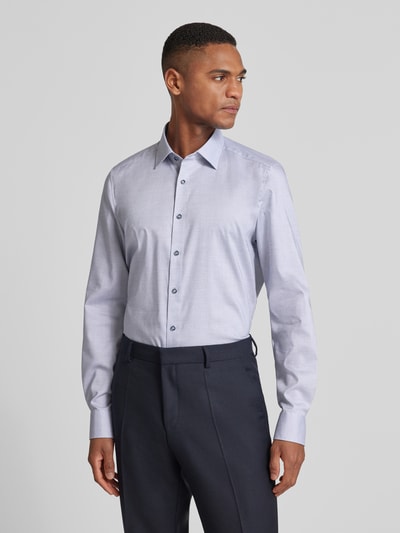 Männermodel trägt Slim Fit Businesshemd aus Baumwoll-Mix mit Kentkragen von OLYMP, hellblau, langärmelig, glatte Textur, Ganzkörperansicht von vorne.