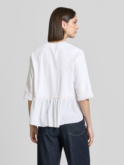Frauenmodel trägt T-Shirt mit V-Ausschnitt und 3/4-Arm von Marc Cain aus Baumwoll-Elasthan-Mix, Relaxed-Fit, weiße Farbe, Rückenlänge 60 cm, Ganzkörperansicht Rückansicht.