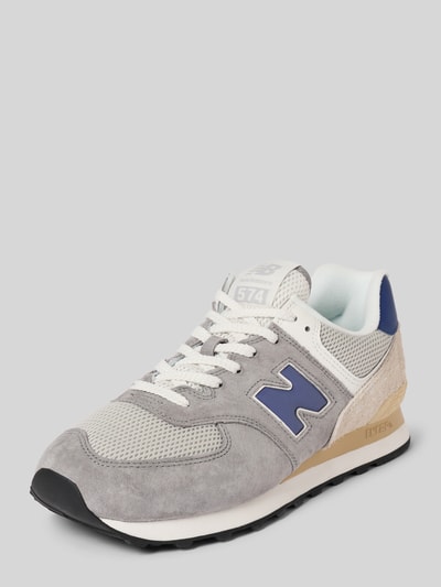 Produktfoto, Sneaker mit Logo-Detail von New Balance in Grau mit blauen Elementen, Schnürverschluss, abgerundete Passform, profilierte Sohle, Absatzhöhe 3 cm, Schafthöhe 8 cm, Schaftweite 7 cm, Herren Sneaker