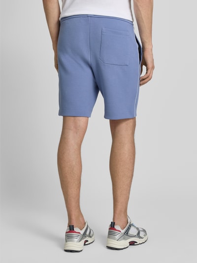 Männermodel trägt Regular Fit Shorts aus Baumwoll-Mix Modell 'T_JOIN Headlo' von BOSS Green, Unifarben, Ganzkörperansicht Rückansicht.