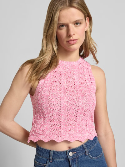 Frauenmodel trägt Stricktop mit Rundhalsausschnitt Modell 'ZURI' von JJXX aus Reine Baumwolle, Körpernaher-Schnitt, Nahaufnahme Oberkörper.