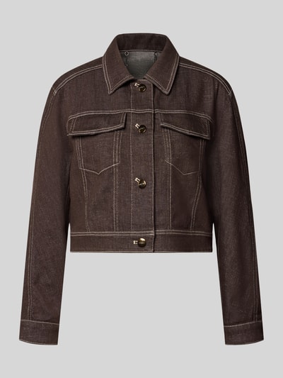 Produktfoto, Jeansjacke mit Brusttaschen und Knopfleiste von Marc Cain aus braunem Baumwoll-Mix mit Viskose-Anteil, sichtbare Nähte, strukturierte Oberfläche, Regular Fit, Umlegekragen, Detailangaben: Rückenlänge 40 cm, Brustweite 49 cm, Ärmellänge 57 cm.