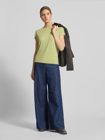 Vrouwenmodel draagt Relaxed Fit T-Shirt aus Viskose-Mix van s.Oliver RED LABEL, effen lichtgroen, jersey, ronde hals, korte mouw, vooraanzicht volledige lichaamsopname.